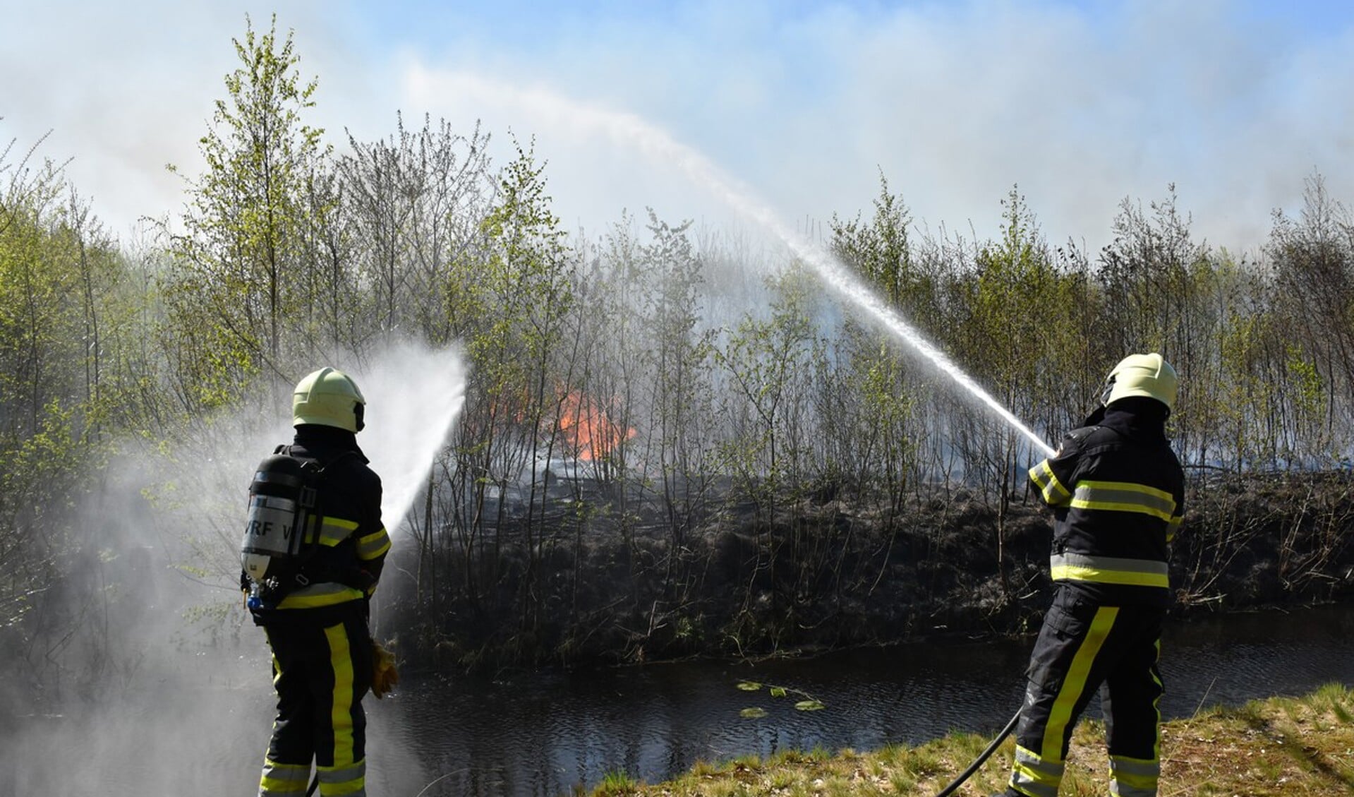 Brandweer blust natuurbrand in Oranjewoud