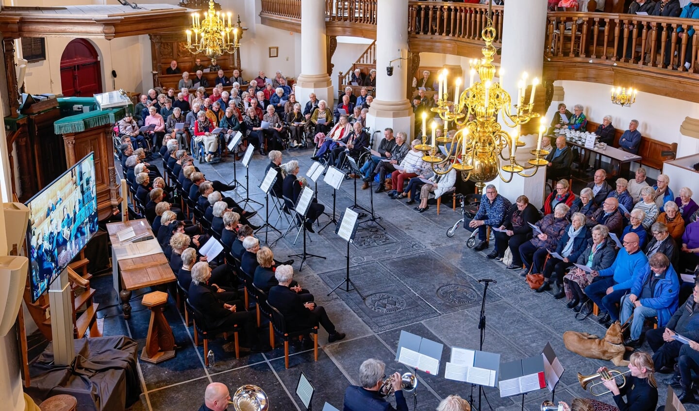 Zingen met senioren in de Jouster Hobbe van Baerdt tsjerke Foto Piebe van den Berg