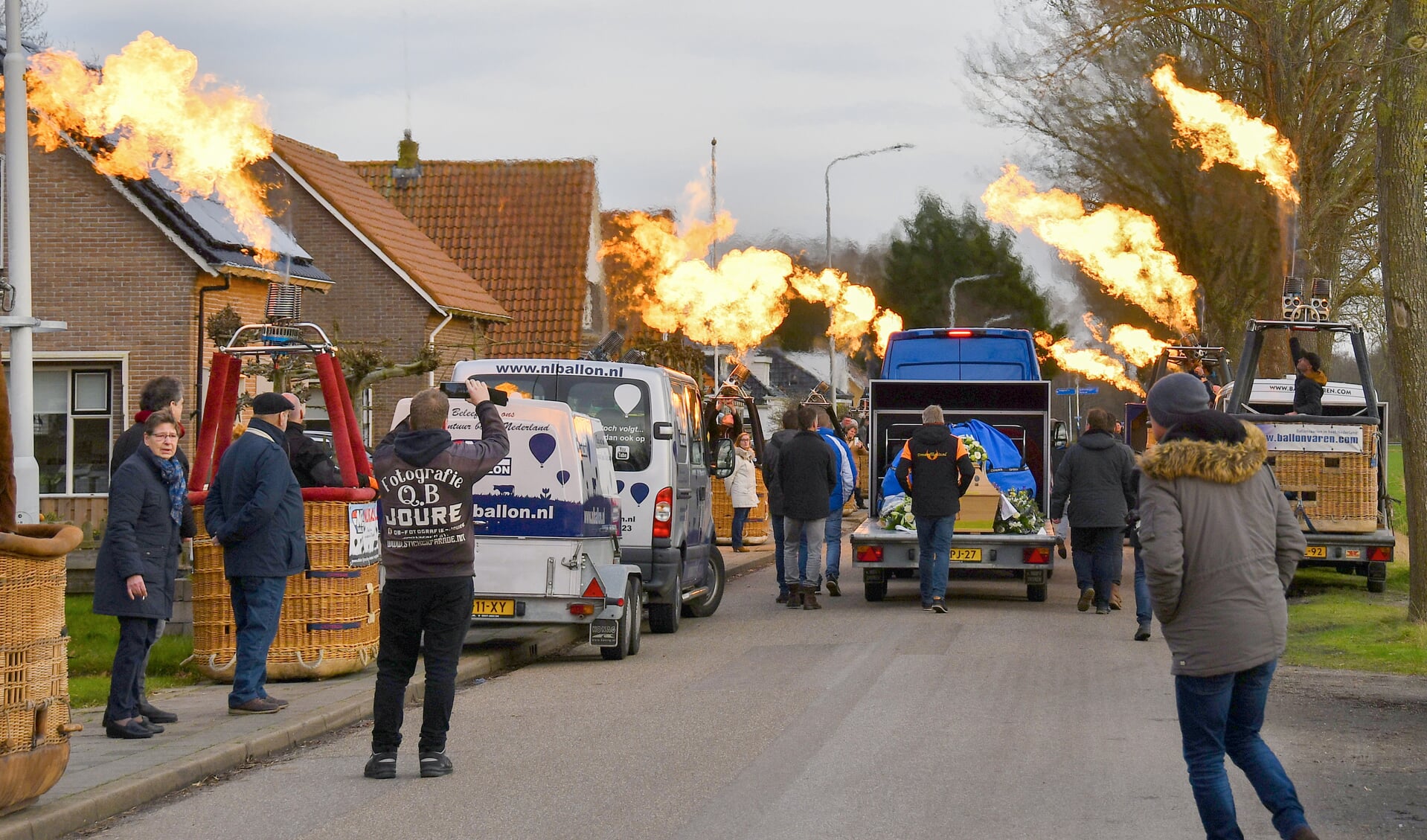 Erehaag mat vlammende ballonbranders voor overleden ballonpiloot Jan Piers Haven Foto Thewes Hoekstra