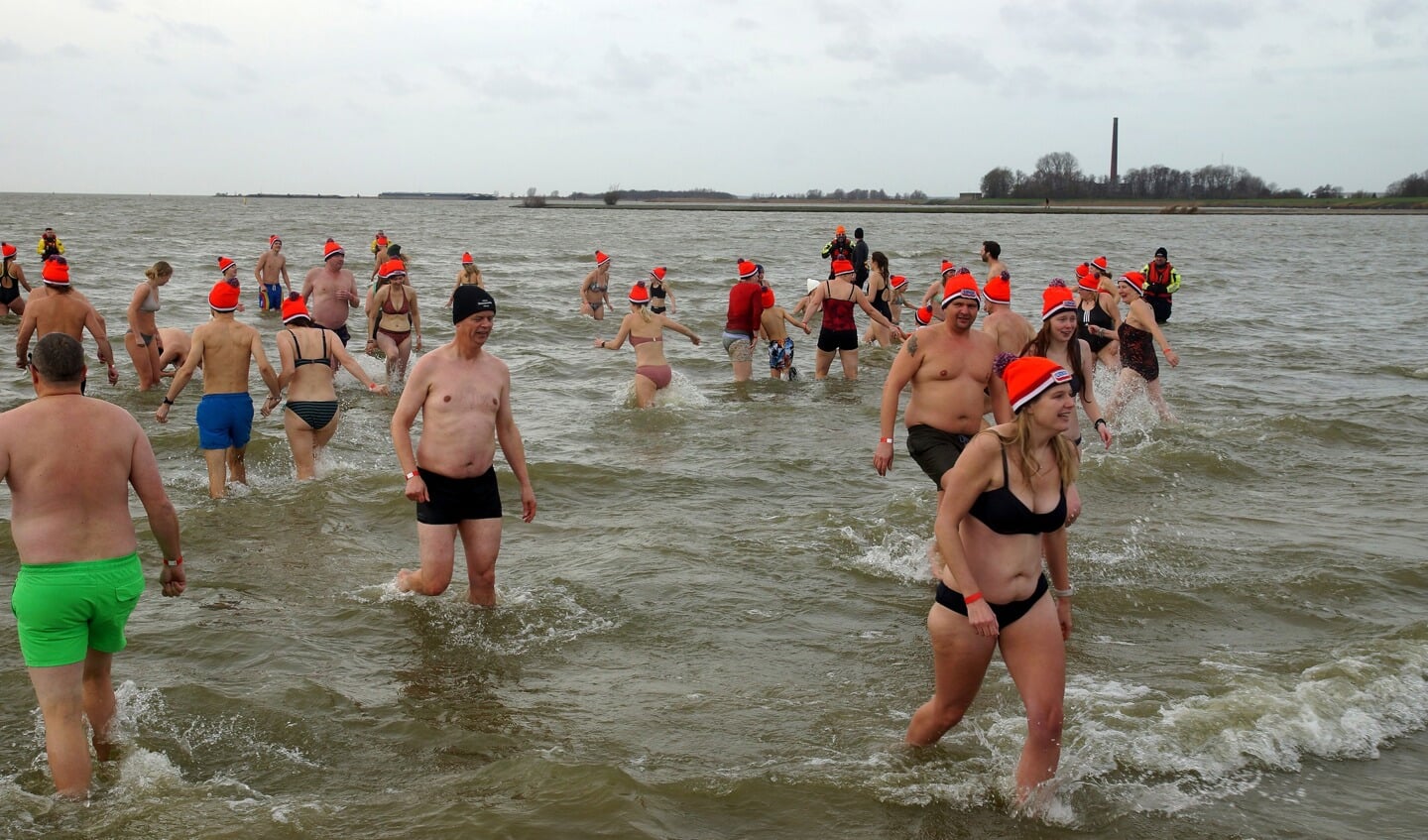 Nieuwjaarsduik Lemmer Foto Jan van der Werf