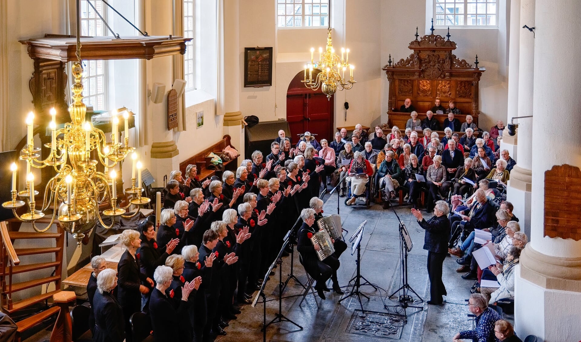 Zingen met senioren in de Jouster Hobbe van Baerdt tsjerke Foto Piebe van den Berg