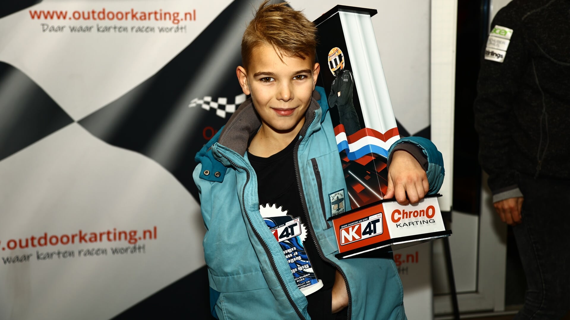 Ondanks een gebroken sleutelbeen is Fynn Jonkman toch Nederlands kampioen karten geworden.