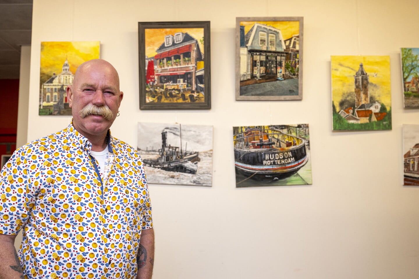 Frans Theo exposeert in de bibliotheek.
