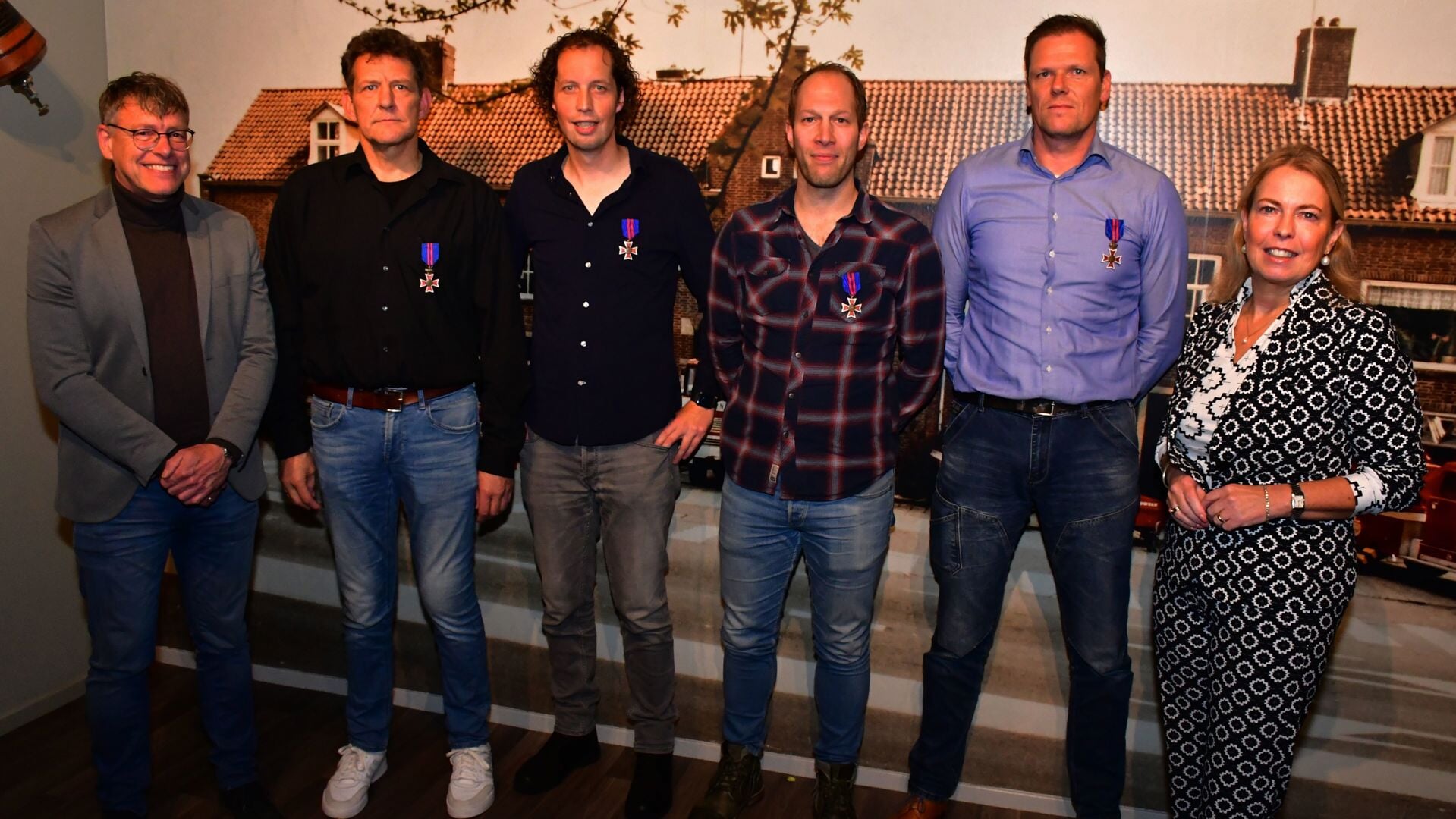 De jubilarissen en de personen die afscheid namen geflankeerd door burgemeester Fokkens en clusterhoofd Eise Dijkstra