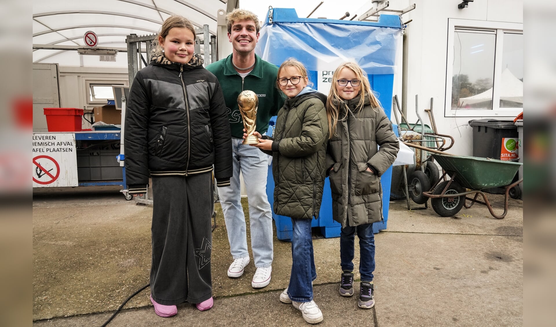TikTokker Jesse van Wieren met de winnaars van de textielrace van OBS Twa yn Ien tijdens de Dag van het Afval 