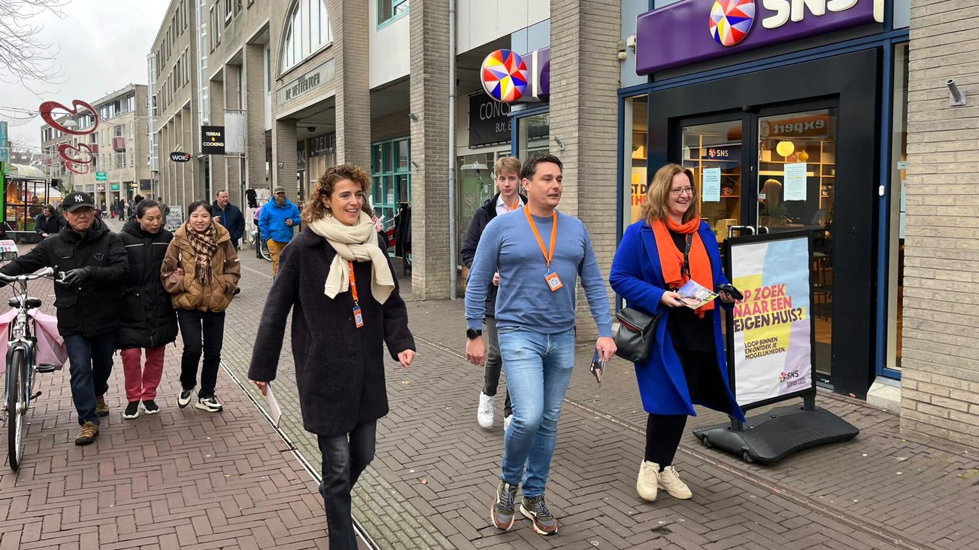Sophie (links) Rolie (midden) en Aukje (rechts) op pad door centrum van Heerenveen
