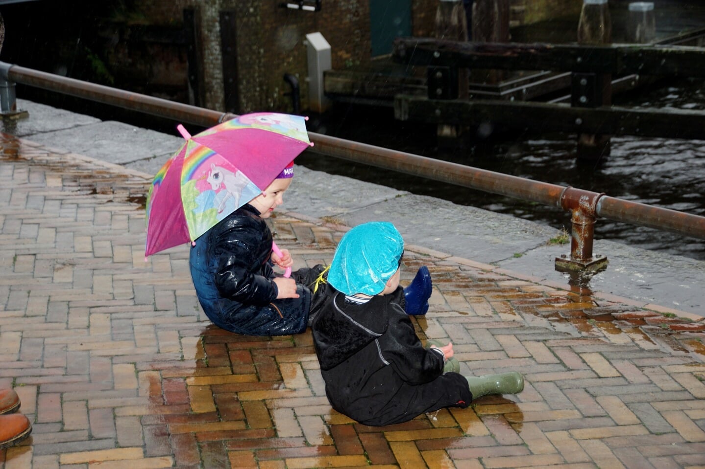 Sinterklaasintocht in een regenachtig Lemmer.