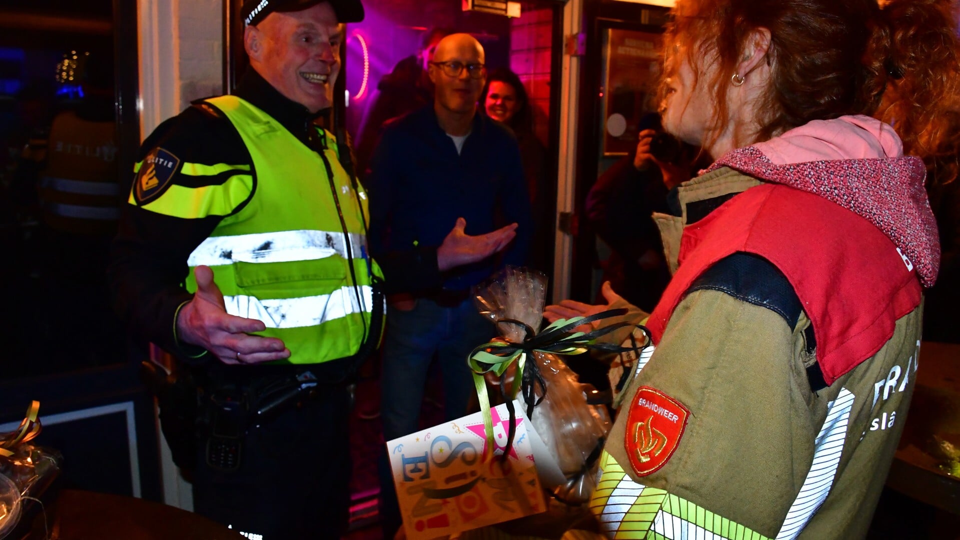 Bron krijgt een cadeau aangeboden door de brandweer