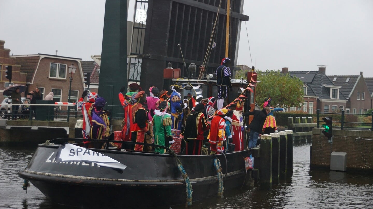 Sinterklaasintocht in een regenachtig Lemmer.