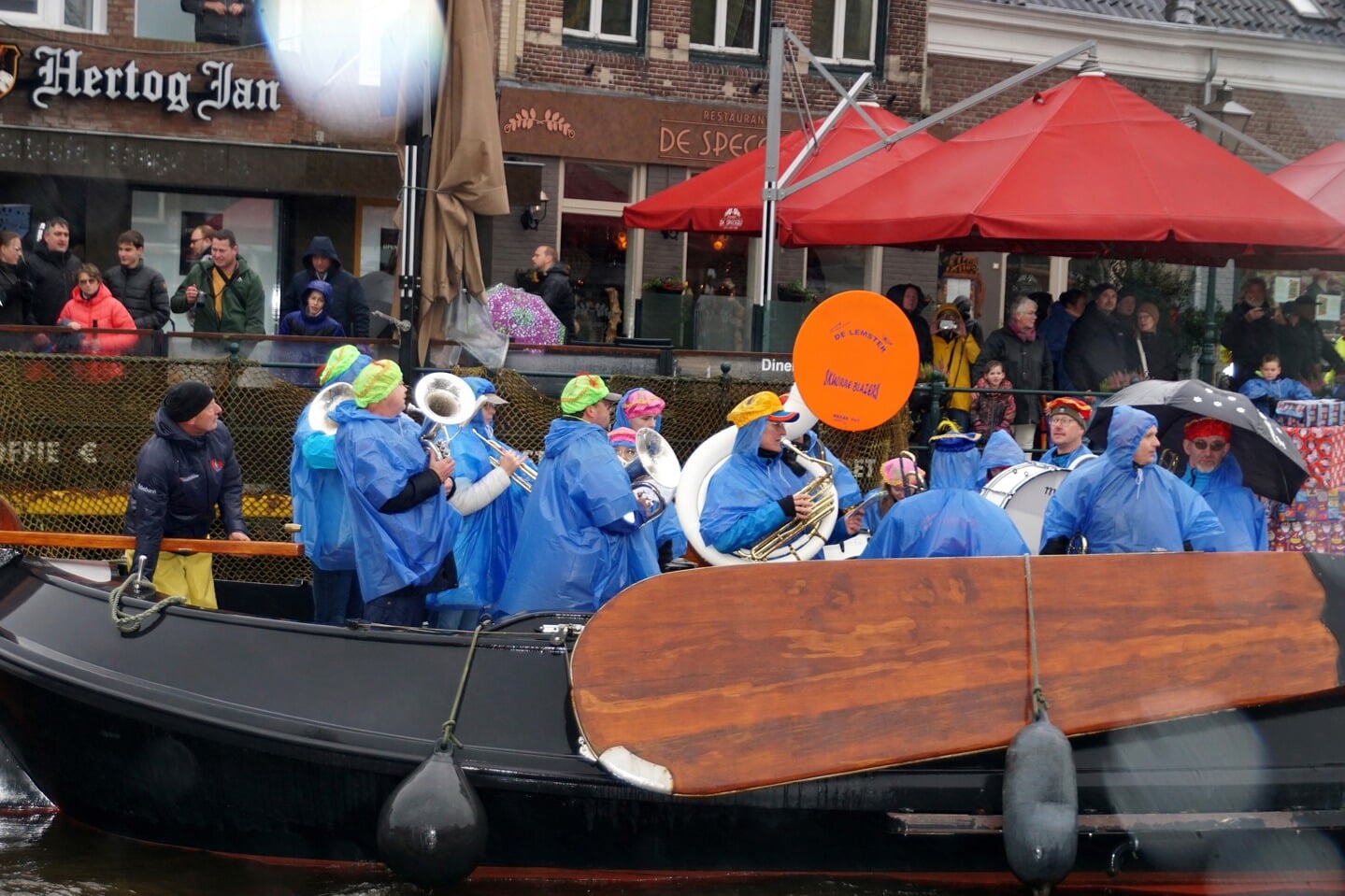 Sinterklaasintocht in een regenachtig Lemmer.