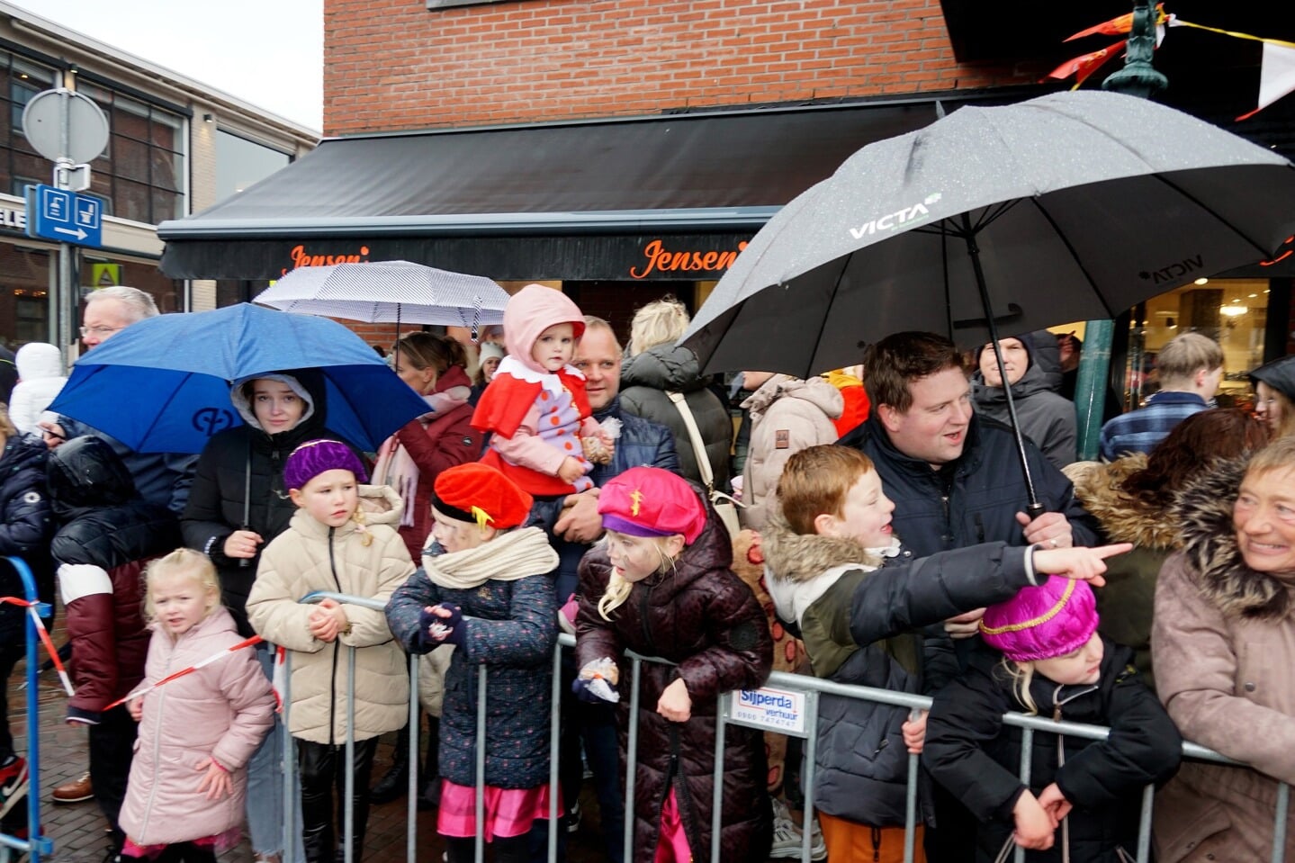 Sinterklaasintocht in een regenachtig Lemmer.