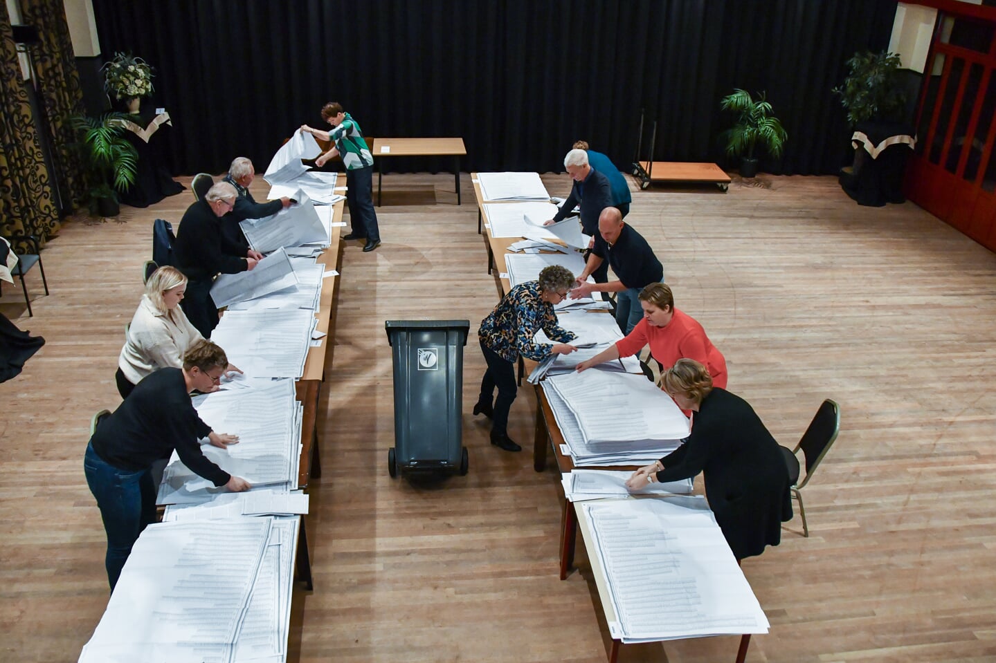 Tellen van de stemmen voor de Tweede Kamerverkiezingen in het Zalencentrum Sint Nyk