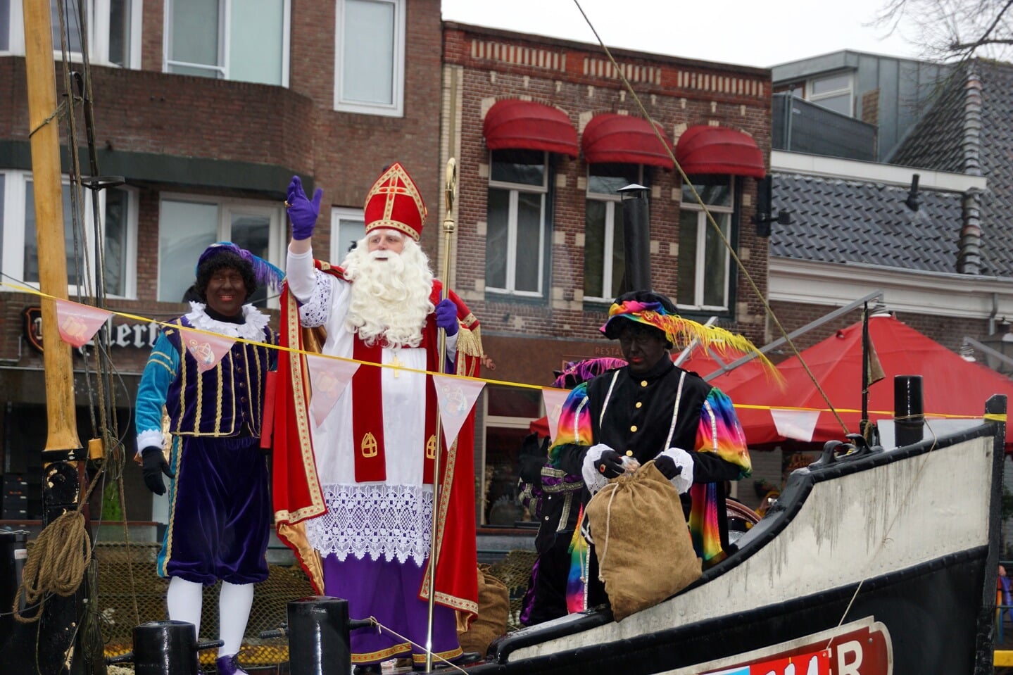 Sinterklaasintocht in een regenachtig Lemmer.