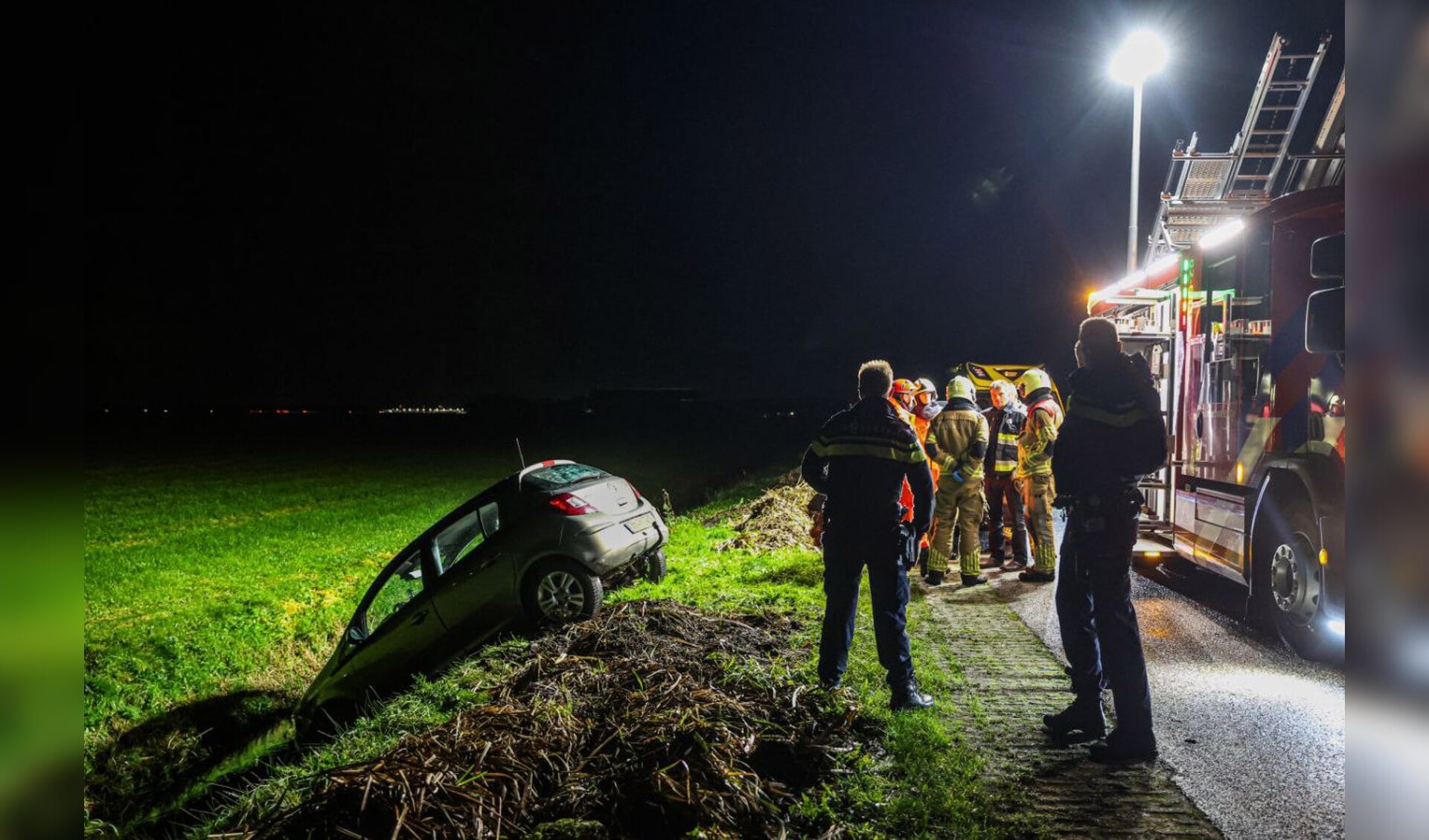 Auto Belandt In Sloot Bij Tjalleberd - Groot Heerenveen