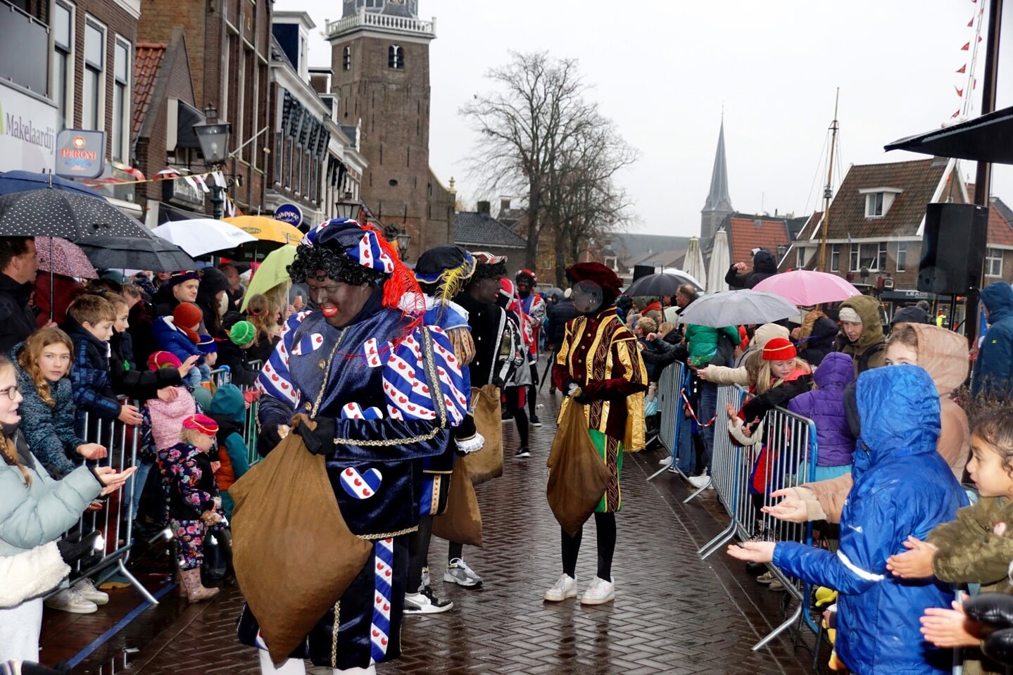 Sinterklaasintocht in een regenachtig Lemmer.