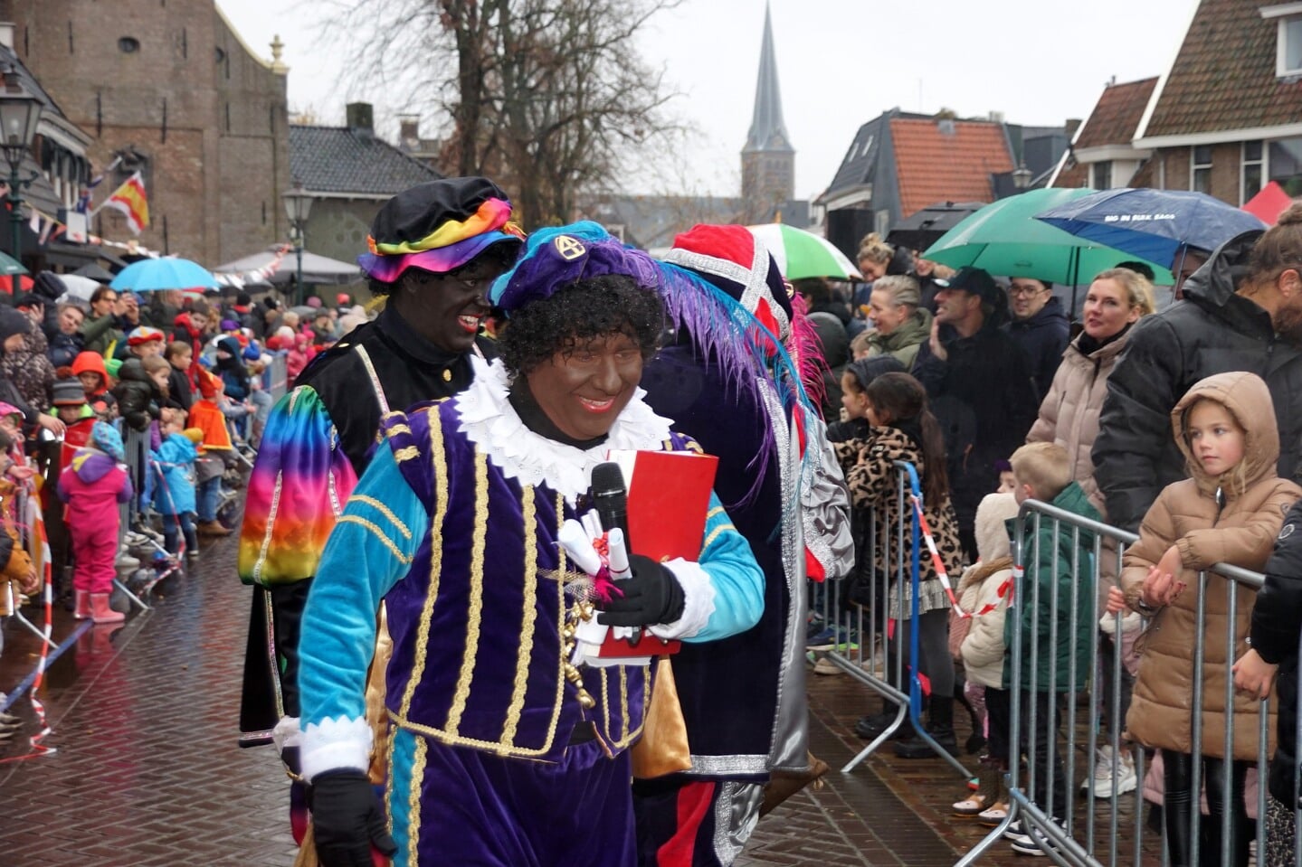 Sinterklaasintocht in een regenachtig Lemmer.
