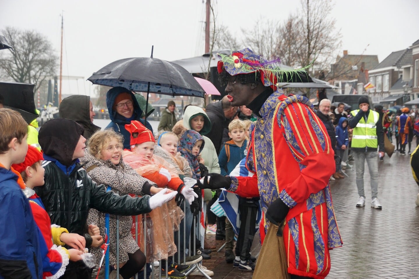 Sinterklaasintocht in een regenachtig Lemmer.