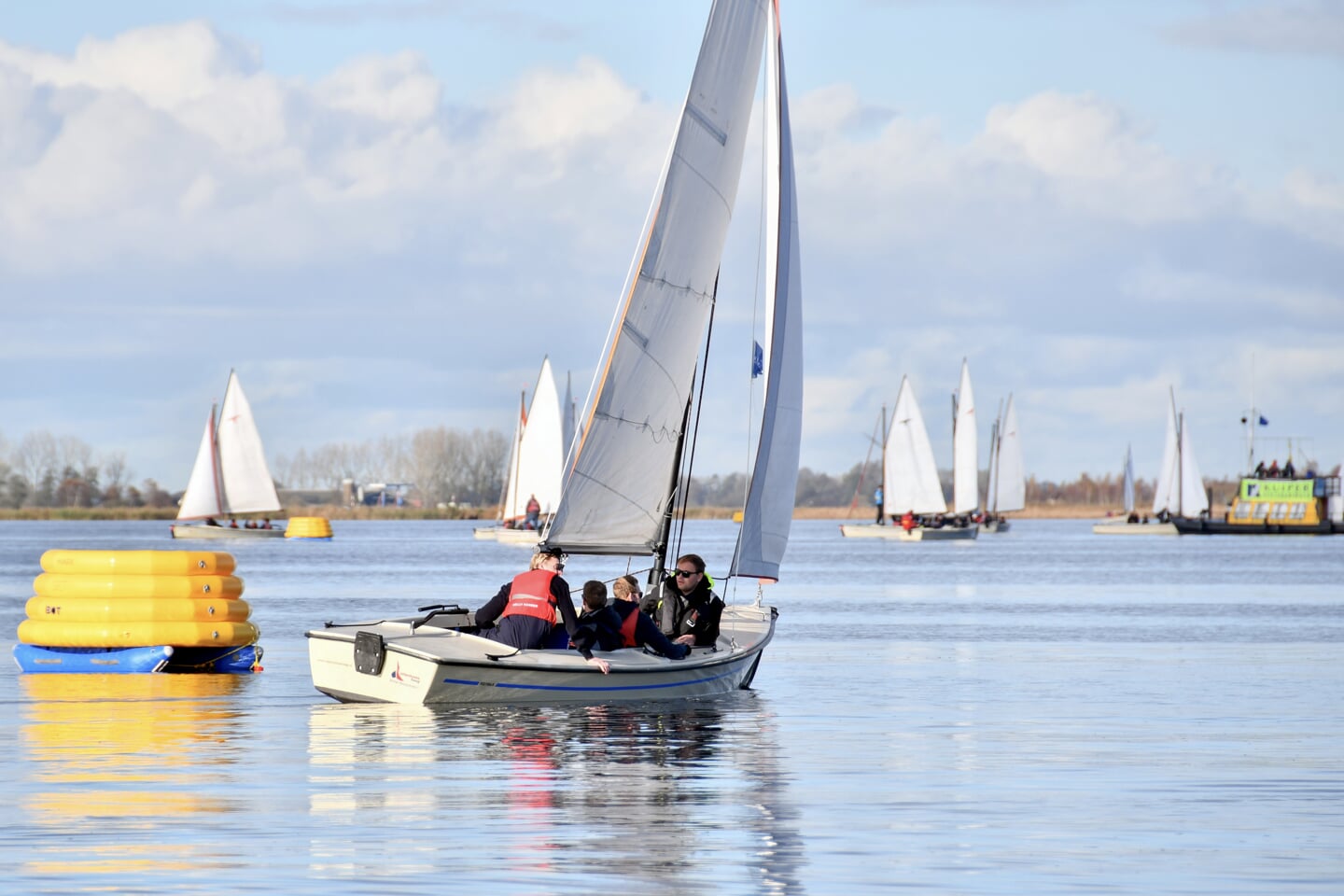 360 zeilers streden vol goede moed tijden de Langweer Cold Race.