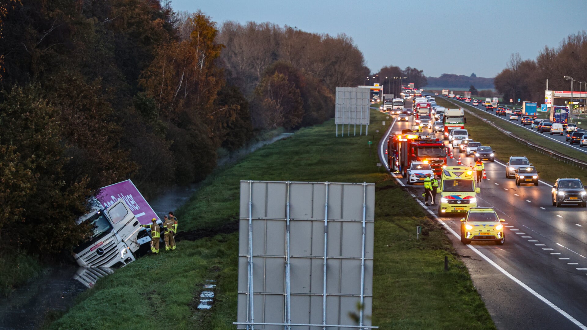 Vrachtwagen Belandt In Sloot Aan A7, Forse Vertraging Richting ...