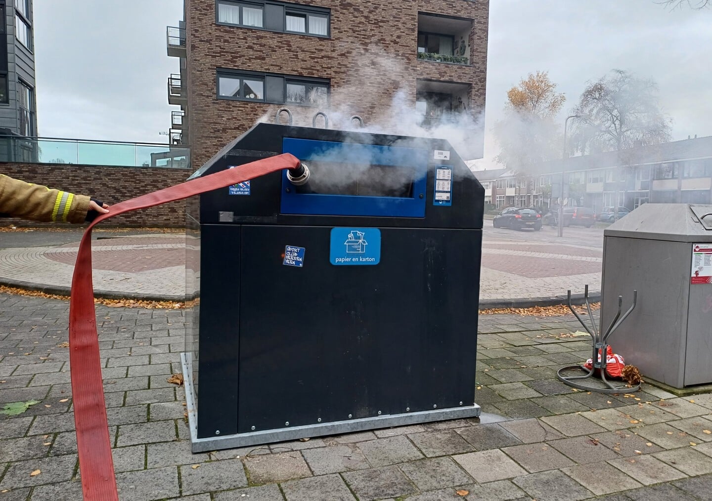 Papiercontainer in brand aan de Nieuwstraat.
