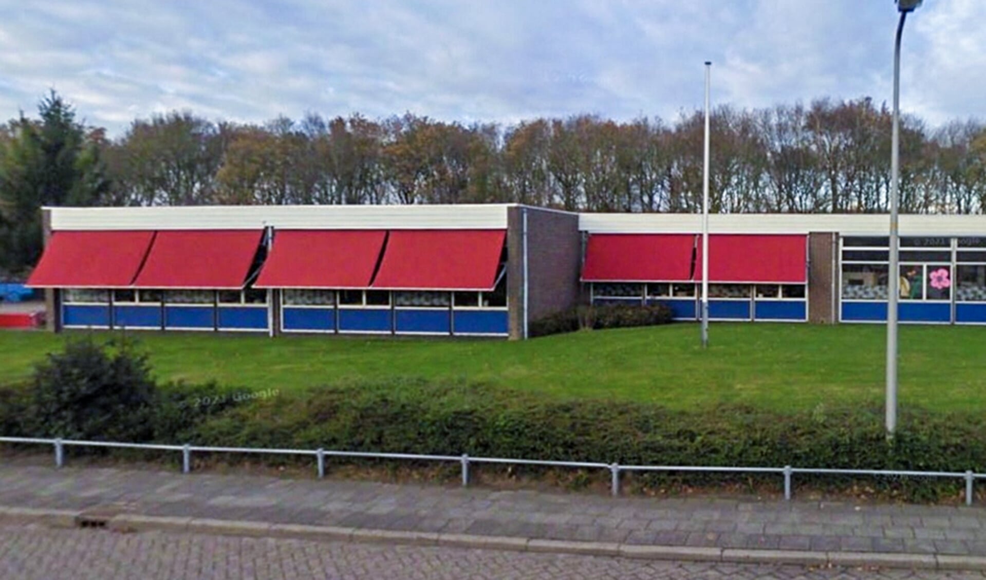 Het huidge schoolgebouw van De Paedwizer in Sint Nicolaasga Afbeelding Google Streetview