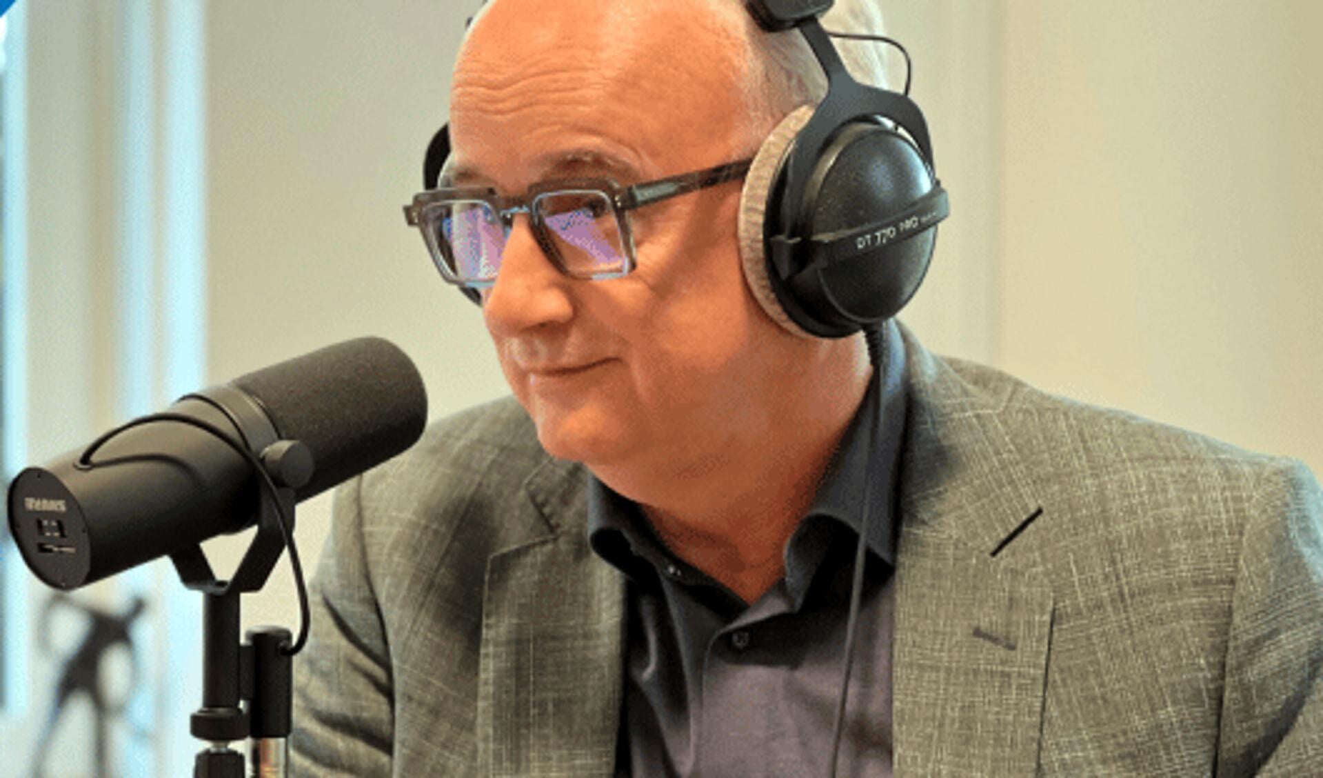 Burgemeester Fred Veenstra gaat voor de podcast met Radio Heremastate Foto DFM