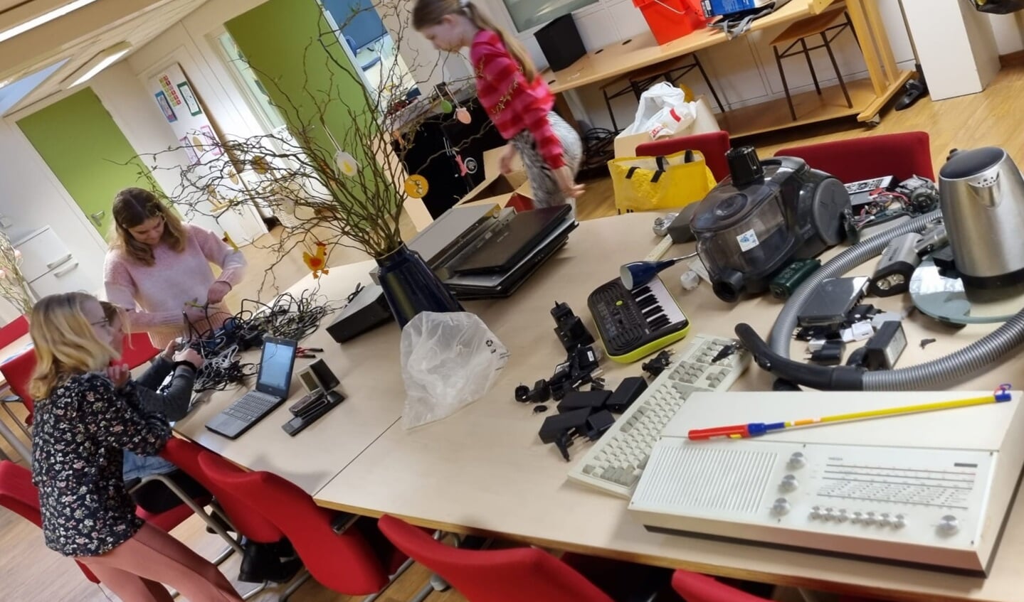 Op de foto zijn de managers Sofia, Julia, Rianne en Dian bezig al het elektronisch afval te sorteren om het vervolgens te registreren op de site van ewasterace.nl. Eigen foto