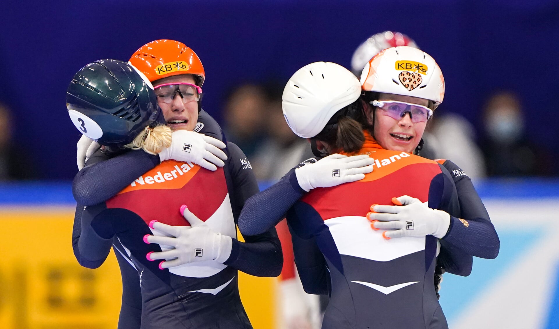 Suzanne Schulting, met rechts Yara van Kerkhof, wint goud met de relayploeg Foto Orange Pictures - Andre Weening