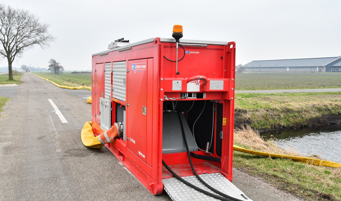 Test Groot Watertransport WTS-1500 van Hytrans Systems in Lemmer op de Tsjûkemarwei Foto Thewes Hoekstra