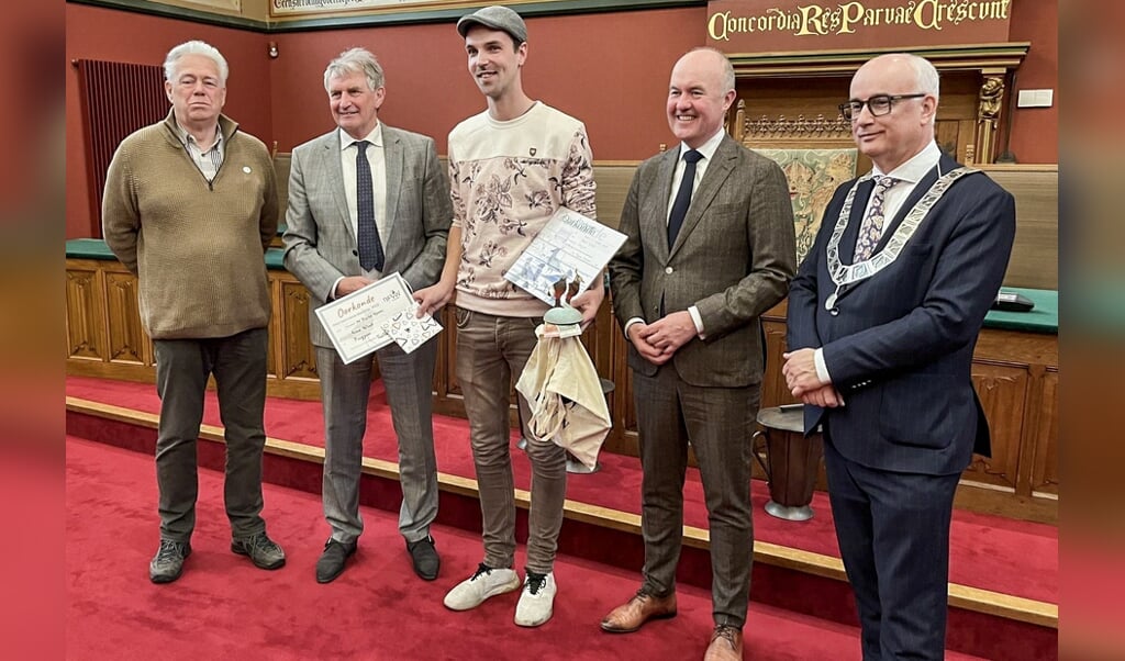 Vinder van het eerste kievitsei Anne Wind wordt op het provinsiehuis beloond. Foto Omrop Fryslân - Willem Vermeltfoort