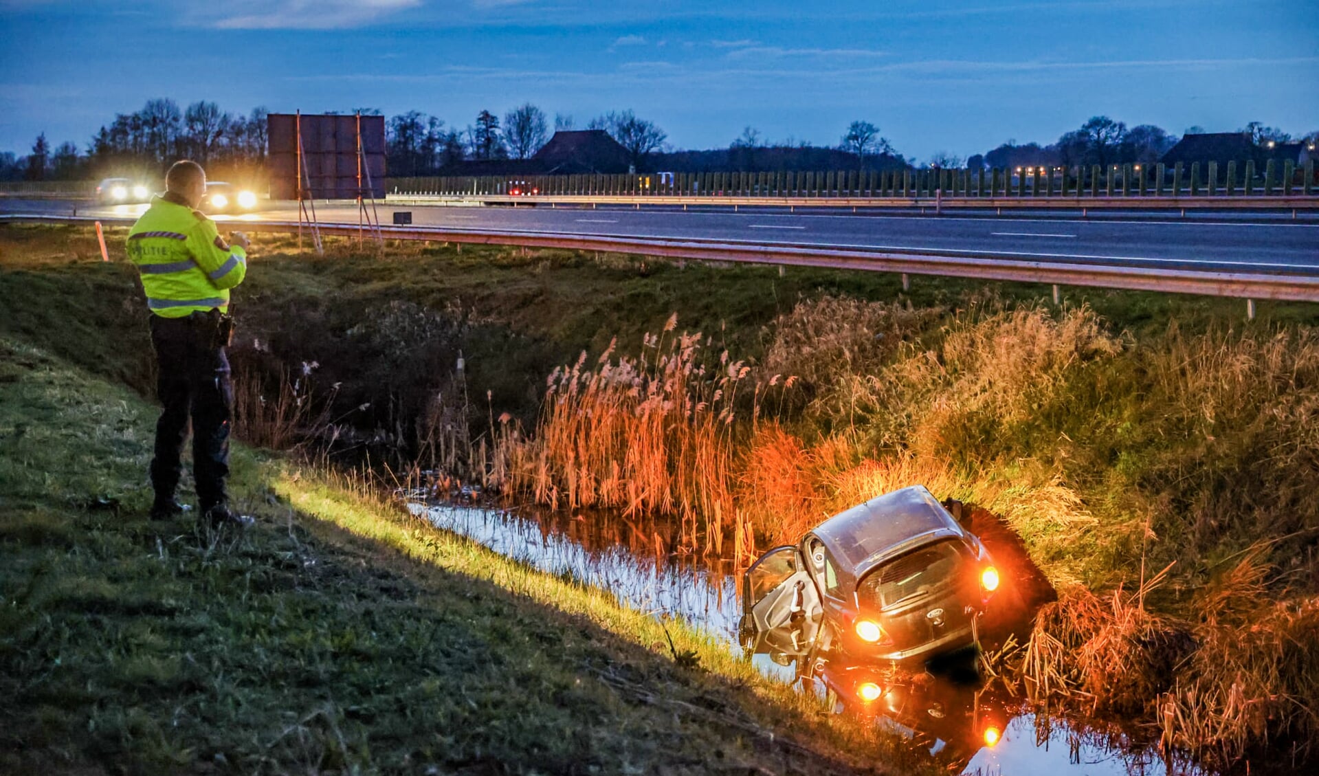 Auto in de sloot bij Haskerhorne Foto Ricardo Veen Media