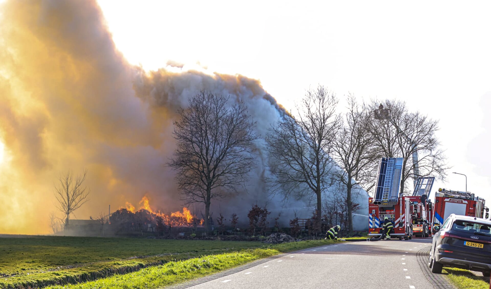 Zeer grote brand woonboerderij in Wolsum Foto Ricardo Veen Media