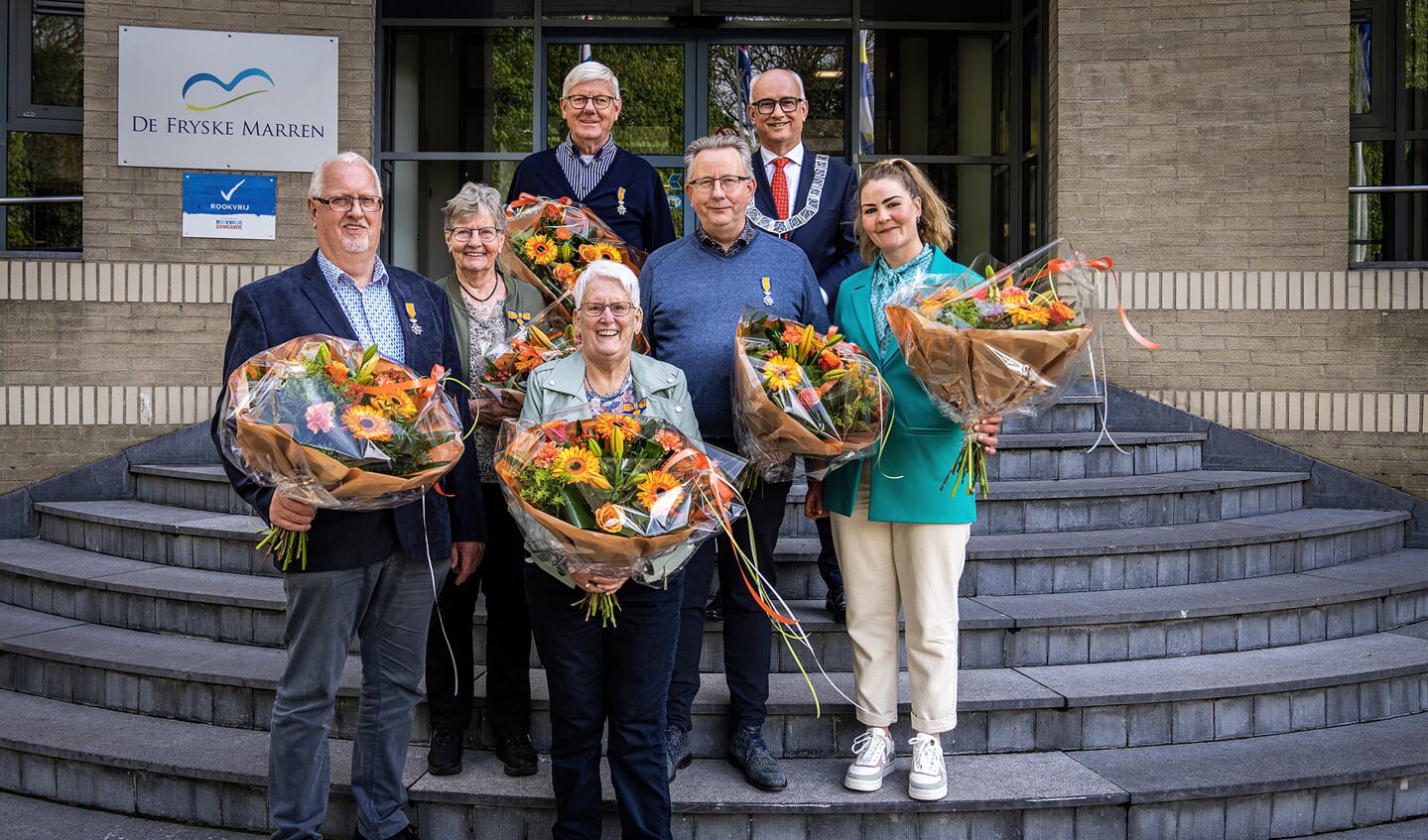 De zes gedecoreerden met burgemeester Veenstra na de Lintjesregen in De Fryske Marren Foto Gewoan Dwaan / Douwe Bijlsma