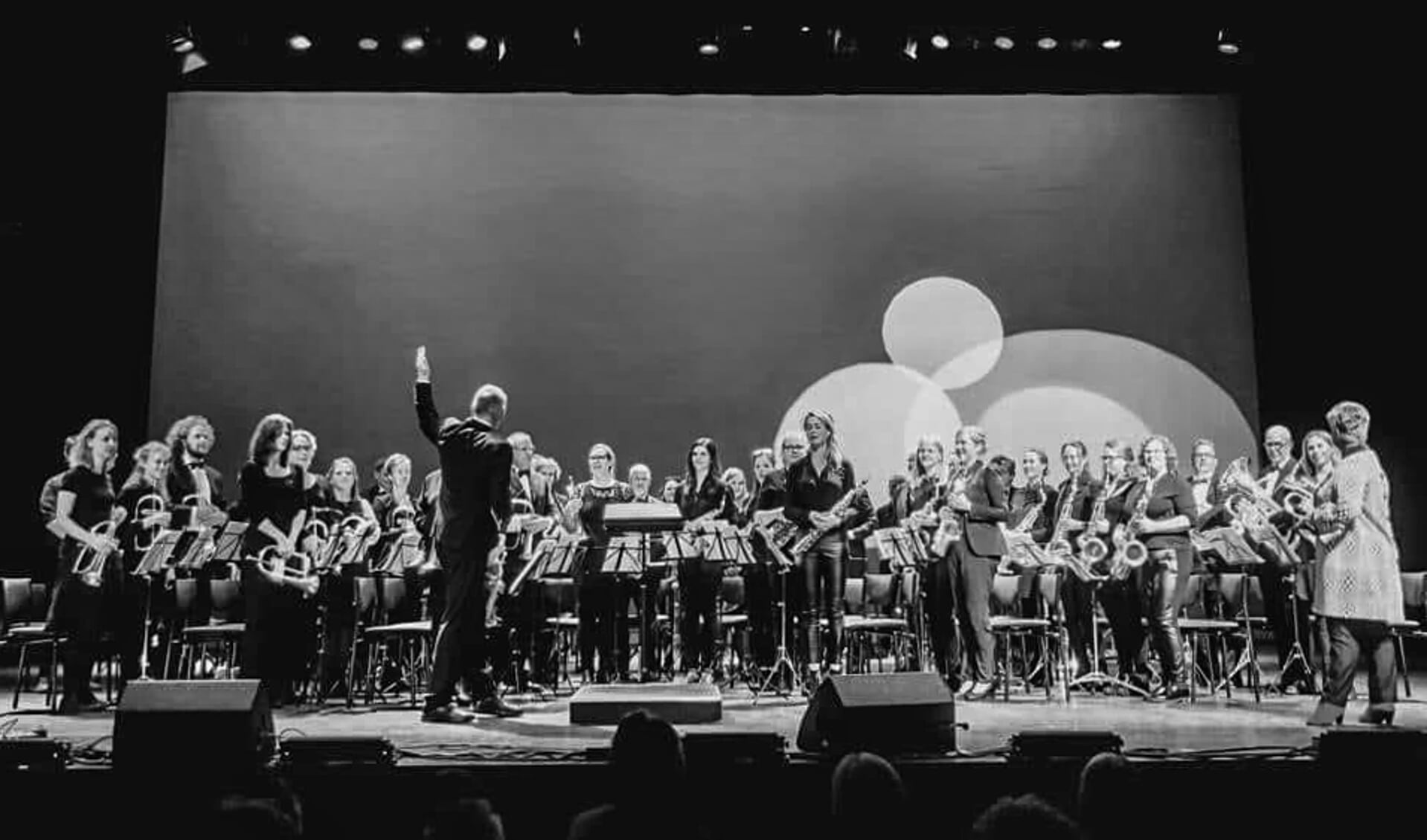 Jouster Fanfare en Lemster Mannenkoor geven 5 mei concert in Heerenveen