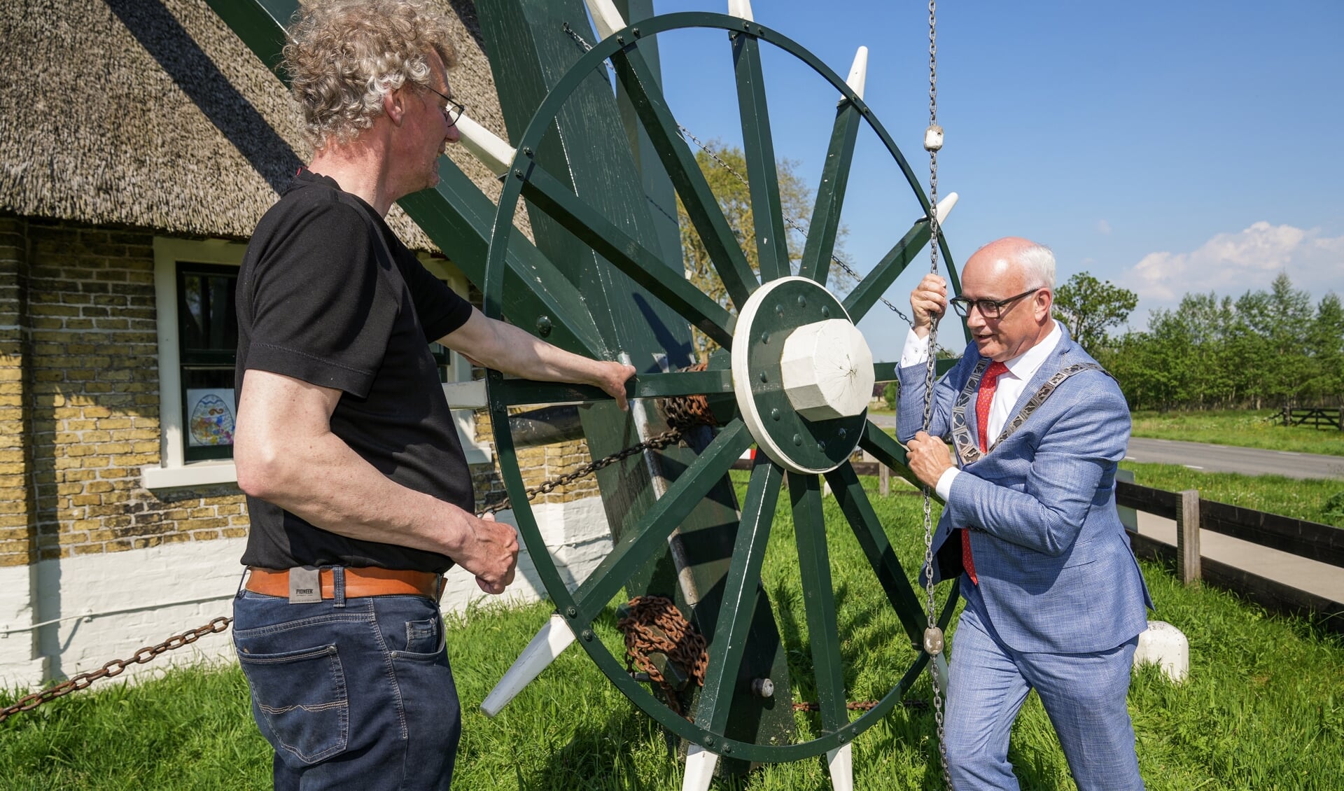 De wieken van De Hersteller worden door burgemeester en molenaar weer in gebruik gesteld Foto Gewoan Dwaan - Douwe Bijlsma