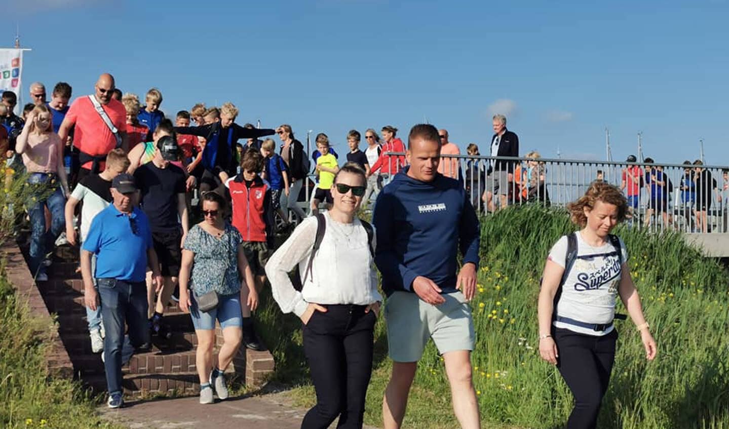 Avondvierdaagse van start in Lemmer Foto Jan van der Werf