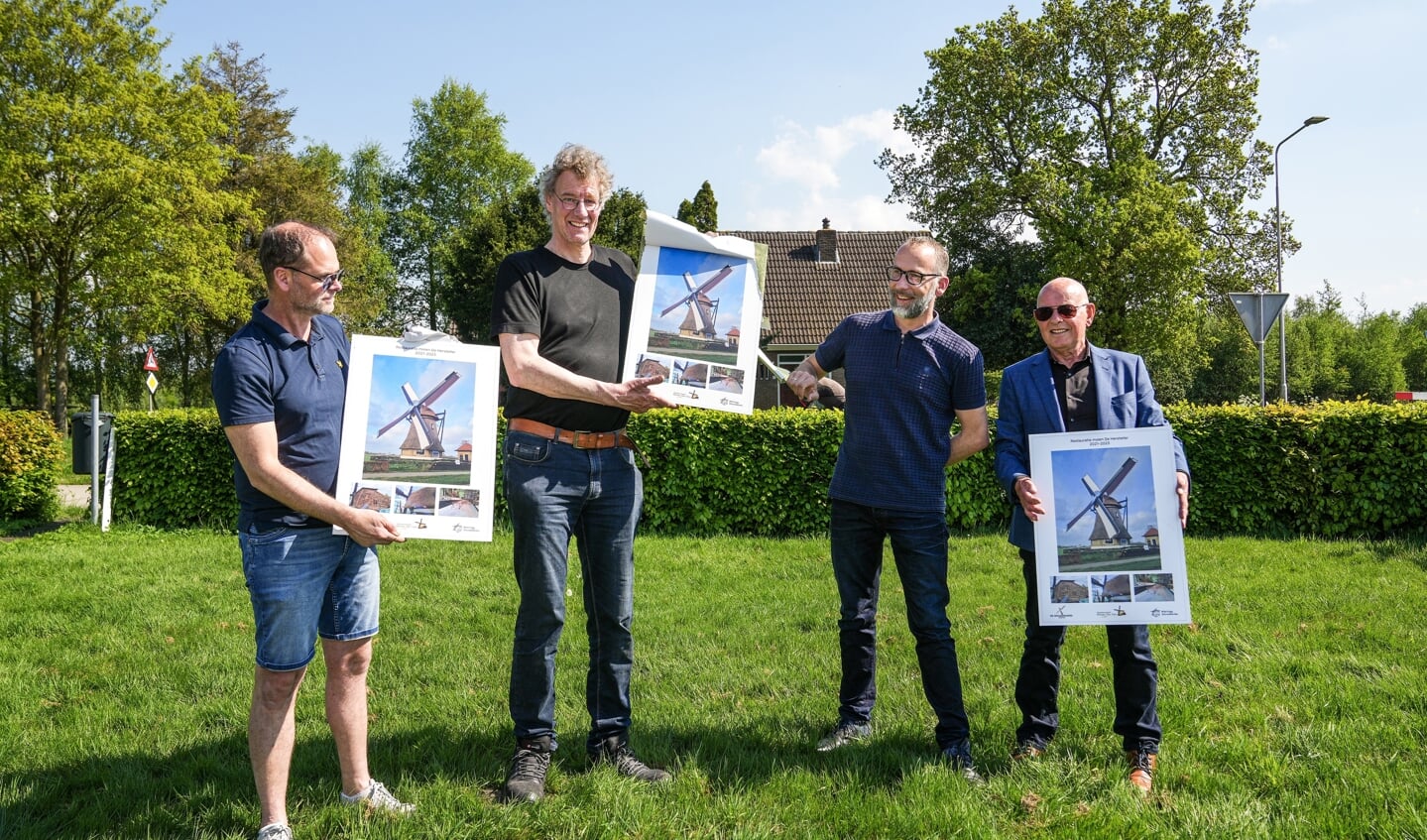 De wieken van De Hersteller worden door burgemeester en molenaar weer in gebruik gesteld Foto Gewoan Dwaan - Douwe Bijlsma