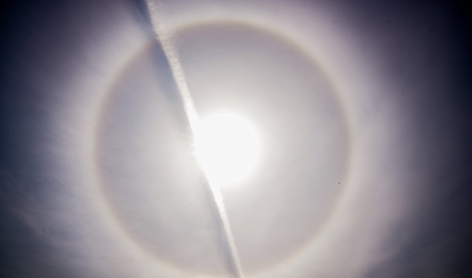 Halo om de zon met een vliegtuigstreep Foto Gewoan Dwaan - Douwe Bijlsma