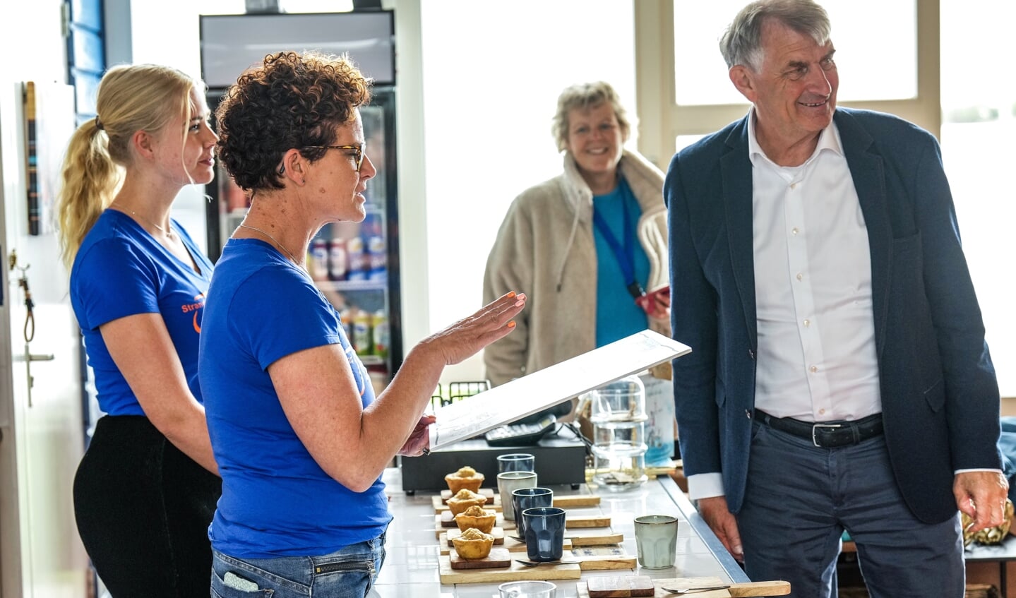 Opening zwemseizoen door Sietske Poepjes en Douwe Hoogland in Langweer Foto Gewoan Dwaan - Douwe Bijlsma