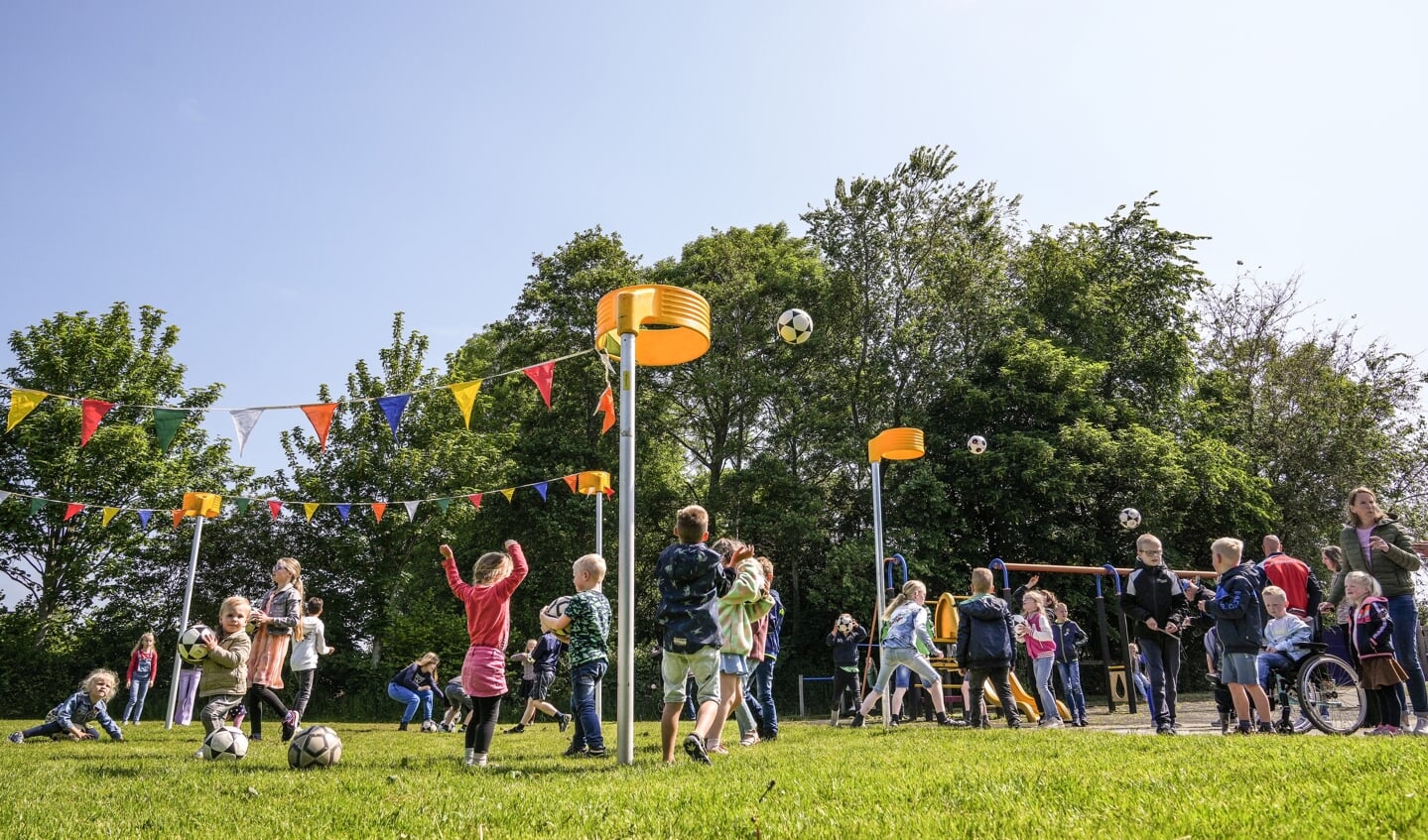 Eerste korfbalpaal wordt in gebruik genomen bij basisschool De Fluessen in Oudega Foto Gewoan Dwaan - Douwe Bijlsma 