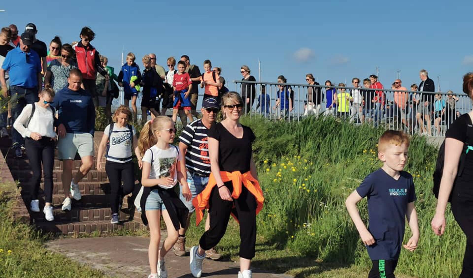 Avondvierdaagse van start in Lemmer Foto Jan van der Werf