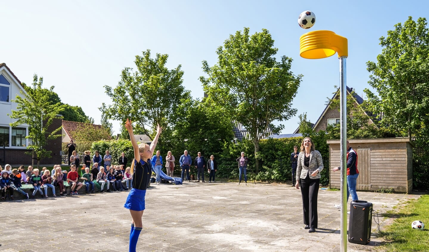 Eerste korfbalpaal wordt in gebruik genomen bij basisschool De Fluessen in Oudega Foto Gewoan Dwaan - Douwe Bijlsma 