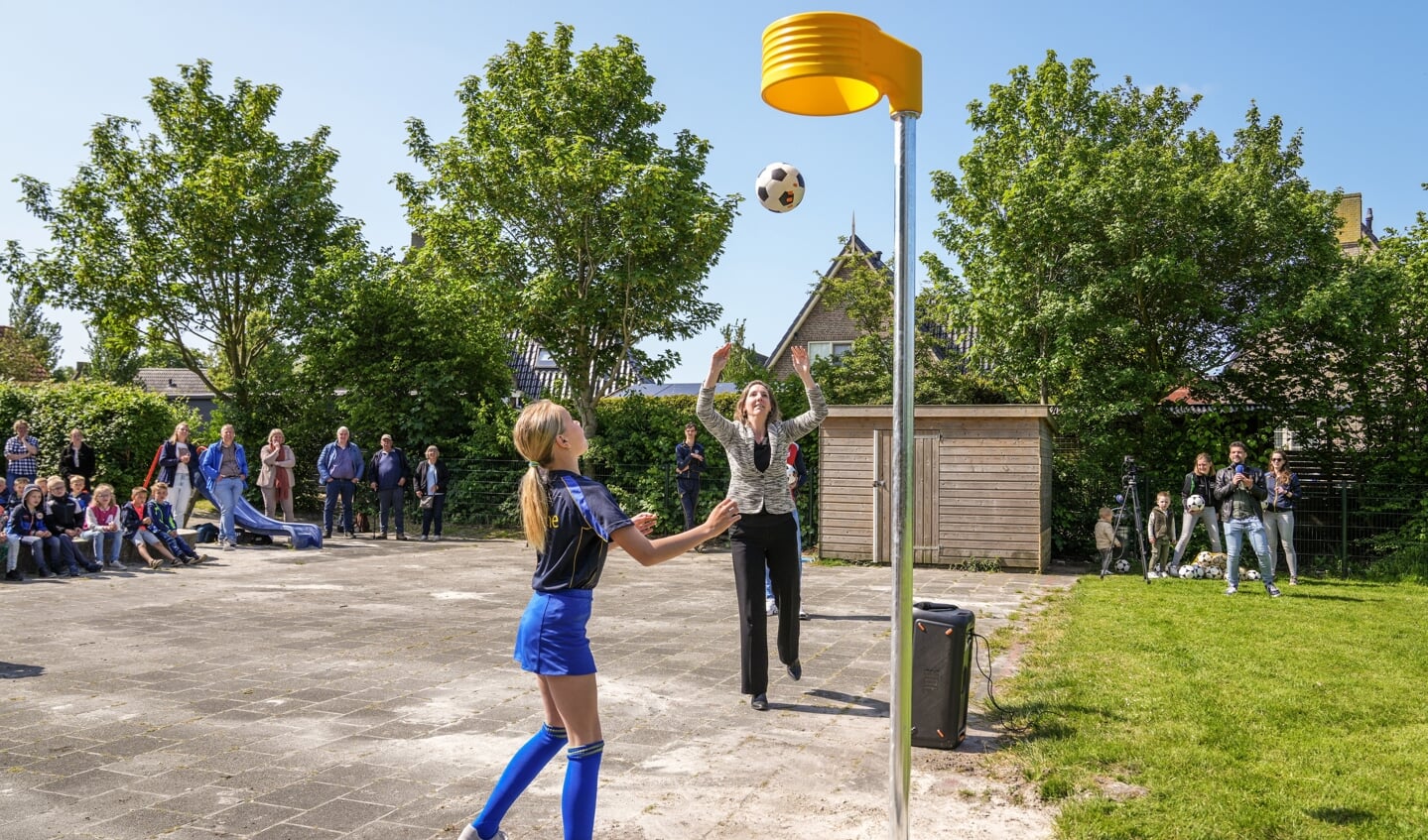 Eerste korfbalpaal wordt in gebruik genomen bij basisschool De Fluessen in Oudega Foto Gewoan Dwaan - Douwe Bijlsma 