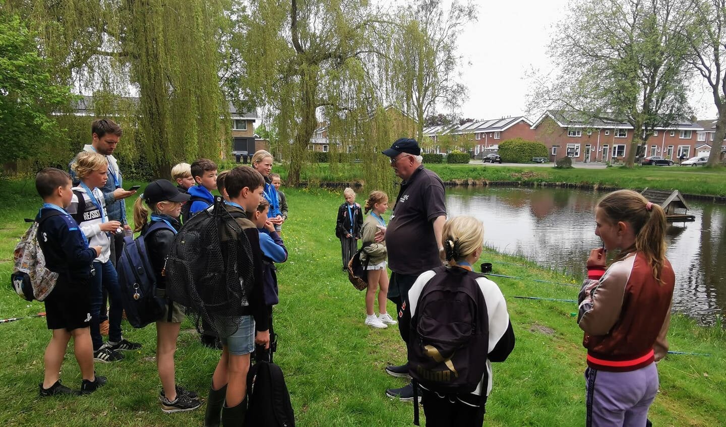 Leerlingen Sterrenschool Ludgerus in Balk leren vissen Foto Jan van der Werf