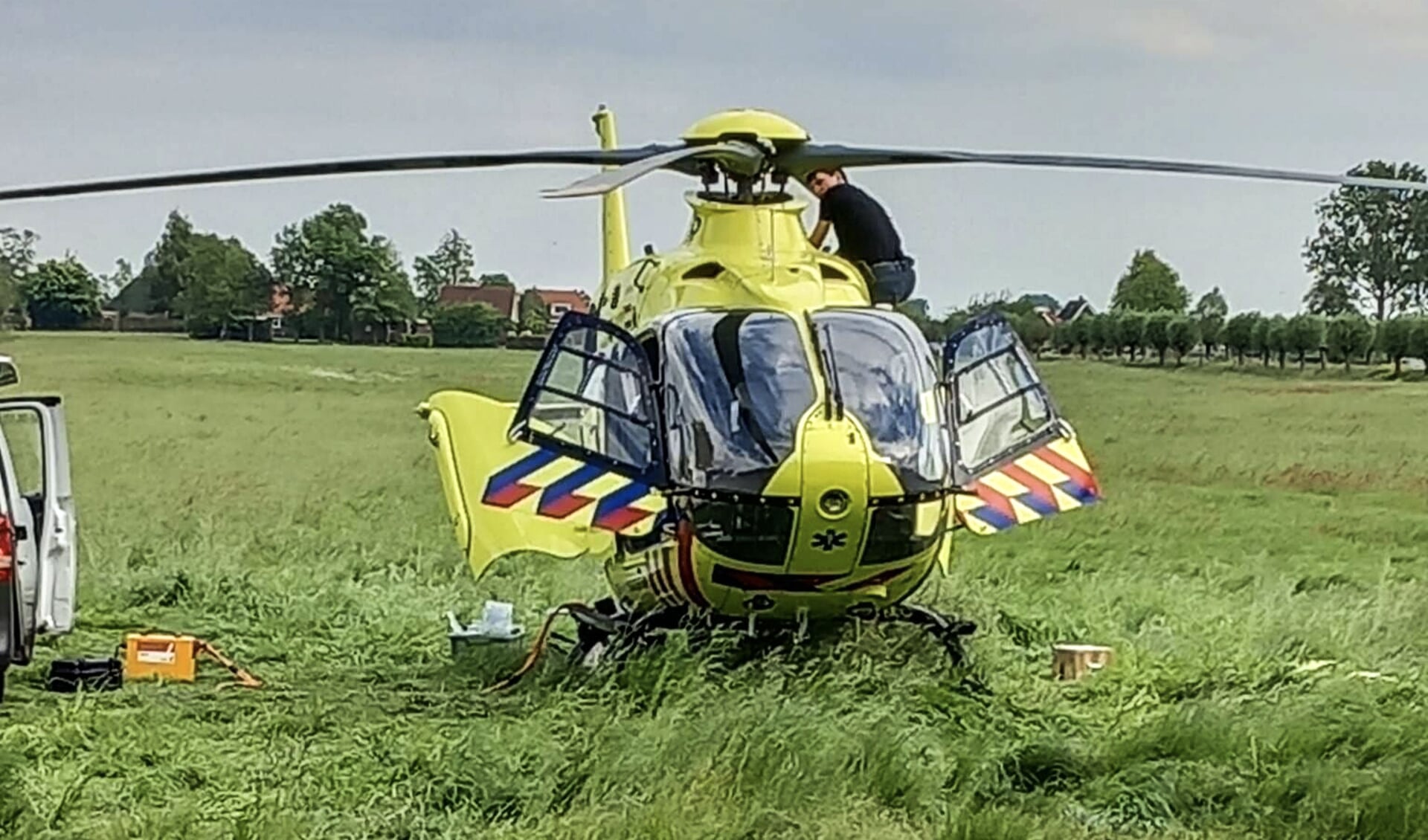 Traumahelikopter gestrand bij Rotsterhaule Foto Arjen de Ree