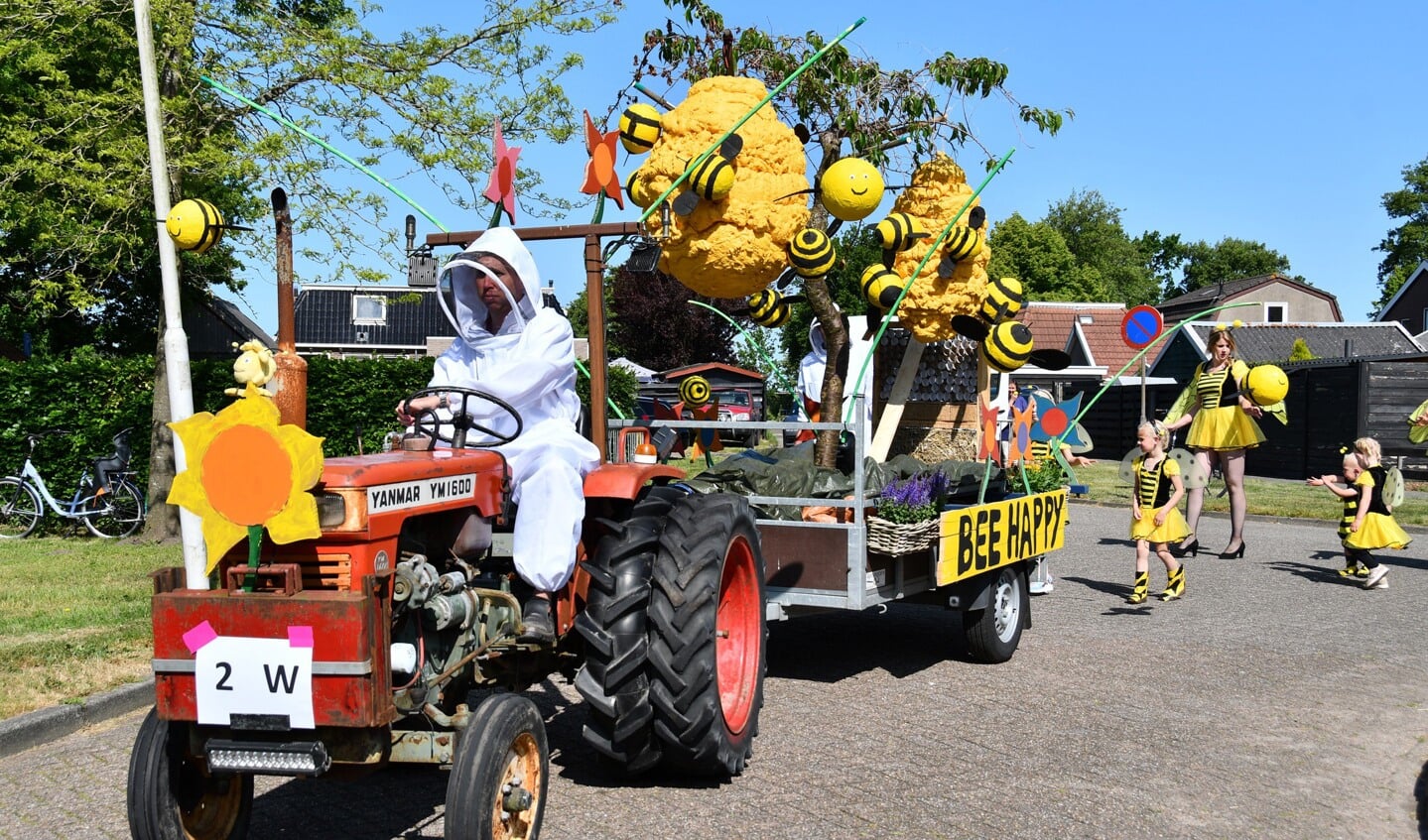 Optocht tijdens dorpsfeest Scharsterbrug Foto Thewes Hoekstra