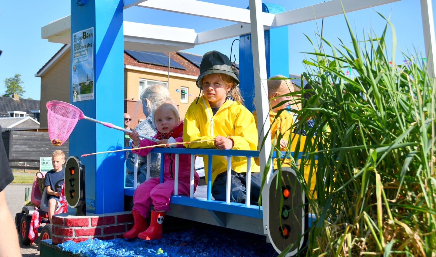 Optocht tijdens dorpsfeest Scharsterbrug Foto Thewes Hoekstra