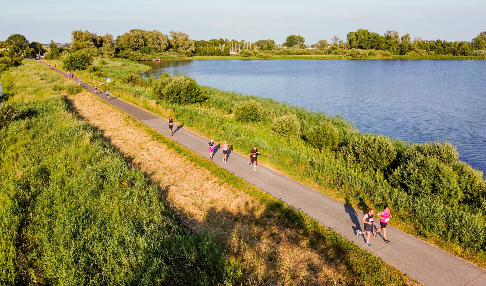 cheque-voor-het-foppe-fonds-namens-de-wandelaars-en-hardlopers-van-de