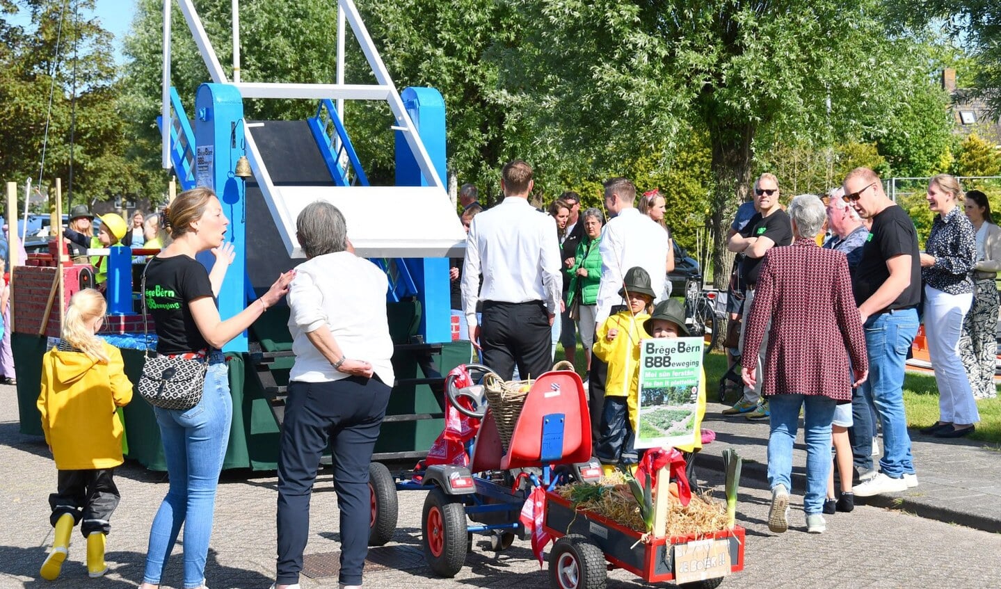 Optocht tijdens dorpsfeest Scharsterbrug Foto Thewes Hoekstra