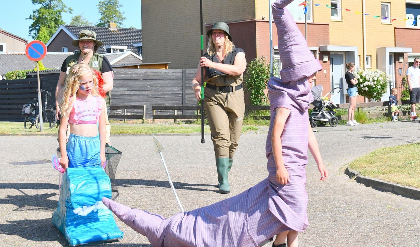 Optocht tijdens dorpsfeest Scharsterbrug Foto Thewes Hoekstra